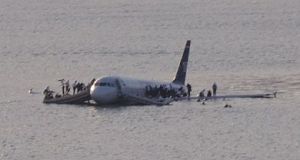 390px-Plane_crash_into_Hudson_River_(crop)